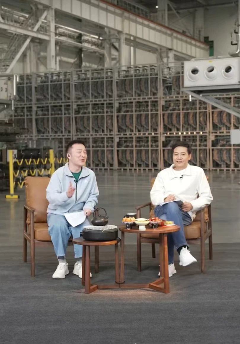 图片包含 建筑, 室内, 人, 桌子

描述已自动生成